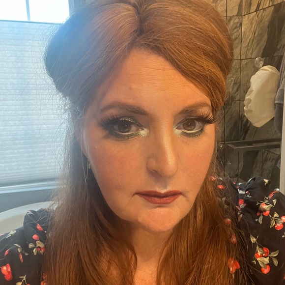 Meet your Posher, Beth - Picture 2 of 4